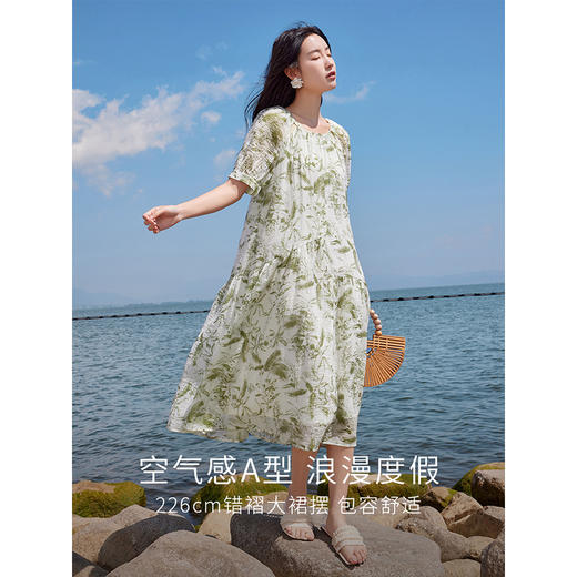 【五折购】熙世界2025夏薄荷曼波度假风天丝连衣裙女宽松休闲圆领印花裙子 商品图1