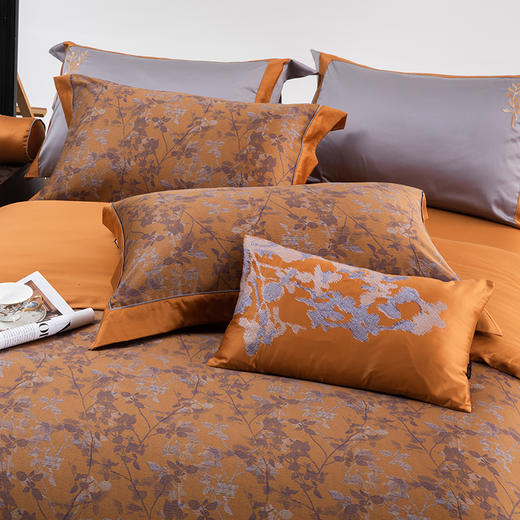 多喜爱全棉70S云丝缎六件套 玉金摇曳【配套抱枕】【肌理工艺】【礼盒包装】【宽边枕套设计】经典系列新中式风格 光泽柔美手感顺滑 商品图2