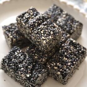 【无糖黑芝麻酥】粒大饱满的芝麻粒，一口下去，清爽酥脆得不得了！完全没有甜腻感，越嚼越香，简直停不下来！古法烘焙，只选当季优质黑芝麻，用麦芽糖醇代替白砂糖！规格：220g/袋 （20颗左右/袋）