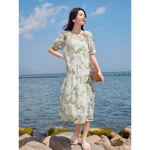 【五折购】熙世界2025夏薄荷曼波度假风天丝连衣裙女宽松休闲圆领印花裙子 商品图3