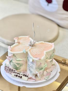 蝴蝶形状加高款定制蛋糕 