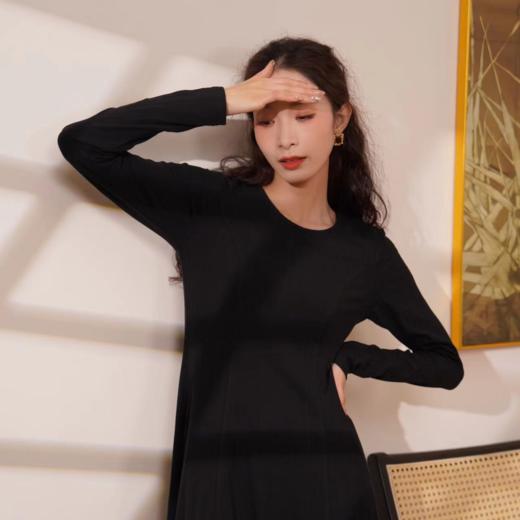 两三事辣妹穿搭时光线条长袖修身秋冬时尚简约百搭连衣裙 商品图1