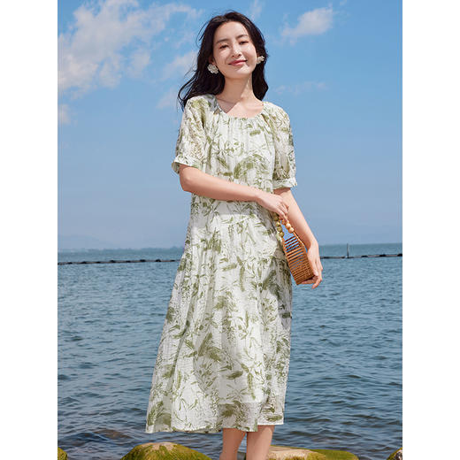 【五折购】熙世界2025夏薄荷曼波度假风天丝连衣裙女宽松休闲圆领印花裙子 商品图0