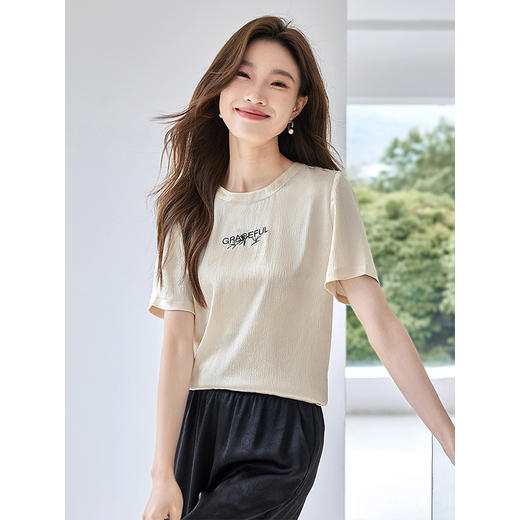 【专属特价】熙世界光泽感褶皱缎面雪纺衫短袖休闲圆领宽松T恤2025夏装新款 商品图0