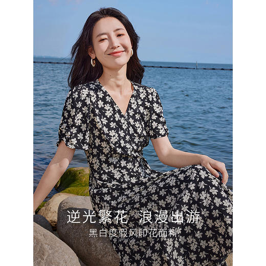 【五折购】熙世界法式复古黑色碎花连衣裙夏新款收腰长裙子显瘦V领茶歇裙 商品图1