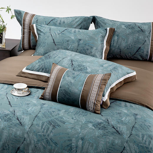 多喜爱全棉70S云丝缎六件套 叶韵汀兰【配套抱枕】【肌理工艺】【礼盒包装】【宽边枕套设计】经典系列新中式风格 光泽柔美手感顺滑 商品图1