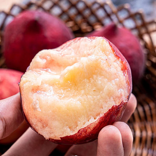 【云南·红宝石蜜桃】桃香十足，外形圆润，一桃两吃，甜脆的，软甜多汁，甘甜的桃汁在口中弥漫 商品图5