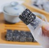 【无糖黑芝麻酥】粒大饱满的芝麻粒，一口下去，清爽酥脆得不得了！完全没有甜腻感，越嚼越香，简直停不下来！古法烘焙，只选当季优质黑芝麻，用麦芽糖醇代替白砂糖！规格：220g/袋 （20颗左右/袋） 商品缩略图3
