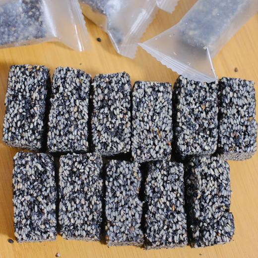 【无糖黑芝麻酥】粒大饱满的芝麻粒，一口下去，清爽酥脆得不得了！完全没有甜腻感，越嚼越香，简直停不下来！古法烘焙，只选当季优质黑芝麻，用麦芽糖醇代替白砂糖！规格：220g/袋 （20颗左右/袋） 商品图2