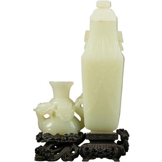 清 玉雕铺首耳蕉叶纹方尊及瑞兽花觚双联瓶摆件（紫檀座） 商品图5