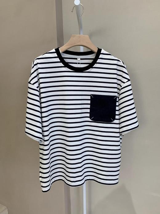 贴布刺绣口袋海魂条纹短袖T恤 全棉质感面料 布面紧凑细腻 肤感舒适 宽松的直身版型 遮肉显瘦 基础好搭 单口袋装饰 侧缝对条工艺 商品图9