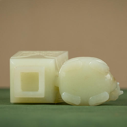 清 玉雕铺首耳蕉叶纹方尊及瑞兽花觚双联瓶摆件（紫檀座） 商品图2