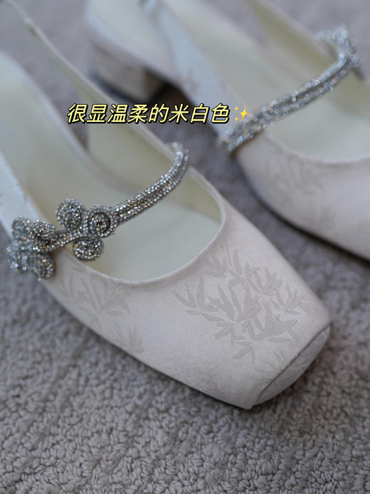 新中式国风玛丽珍单鞋  典雅复古与现代风尚结合 欣赏中式美学魅力！  质感缎面玛丽珍方跟鞋！显瘦包脚！ 柔软羊皮里 + 脚垫羊皮！约 4CM粗跟行走不累脚 精致复古方头 百搭时髦不撞款！ 商品图10