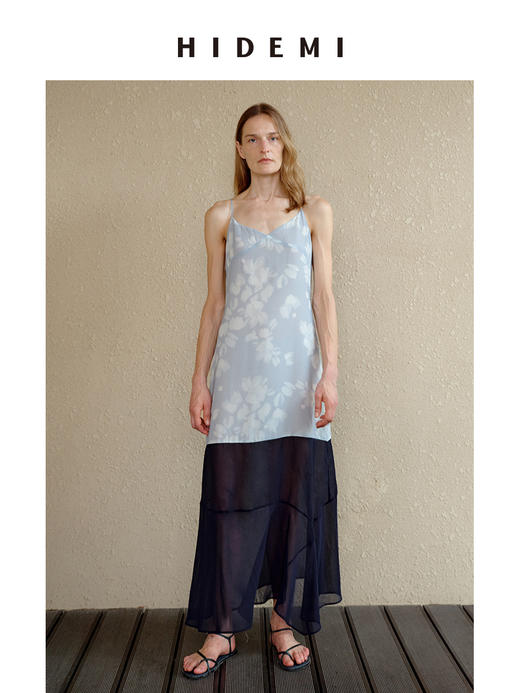 HIDEMI 度假系列拼接设计感艺术感水波柔雾印花清透凉爽感吊带连衣裙 商品图0