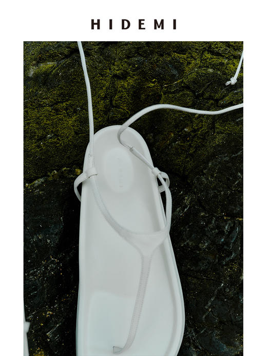 HIDEMI 极简夹脚人字绑带式厚底白色凉鞋 商品图11