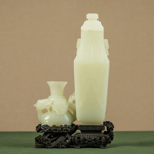 清 玉雕铺首耳蕉叶纹方尊及瑞兽花觚双联瓶摆件（紫檀座） 商品图0