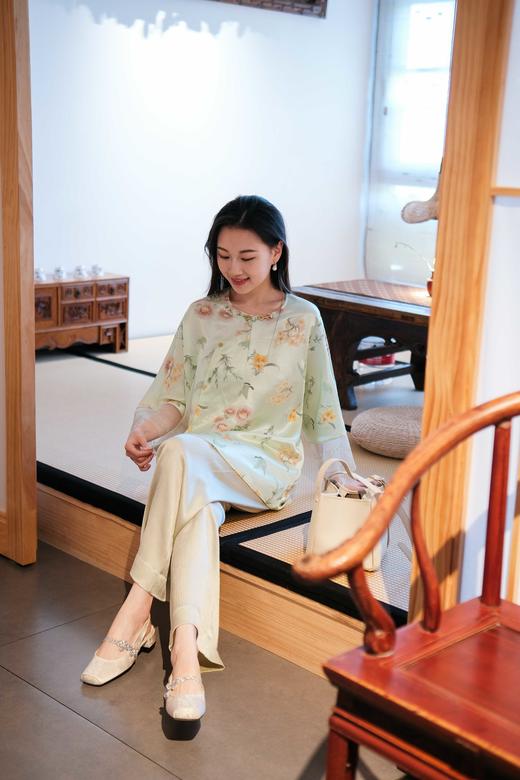 新中式国风玛丽珍单鞋  典雅复古与现代风尚结合 欣赏中式美学魅力！  质感缎面玛丽珍方跟鞋！显瘦包脚！ 柔软羊皮里 + 脚垫羊皮！约 4CM粗跟行走不累脚 精致复古方头 百搭时髦不撞款！ 商品图13