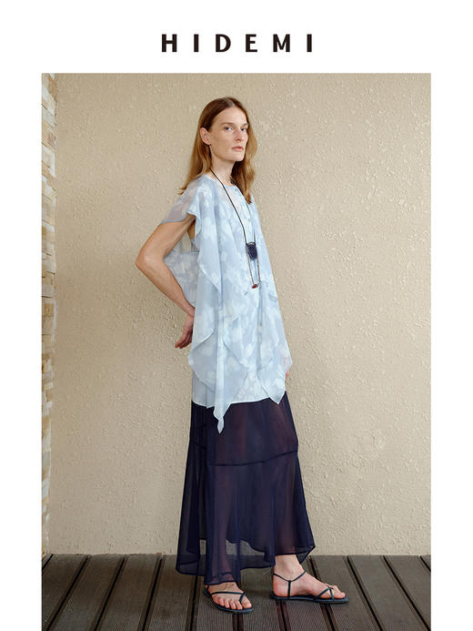 HIDEMI 度假系列设计感艺术感水波柔雾印花清透凉爽感丝巾绑带前后多穿式上衣 商品图1