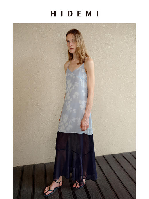 HIDEMI 度假系列拼接设计感艺术感水波柔雾印花清透凉爽感吊带连衣裙 商品图1
