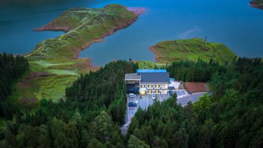 【眉山洪雅-232号民宿】12房湖畔民宿，可单房预定，无边际泳池，瓦屋山、篝火、地暖、避暑玩水、赏雪、枫叶、雅女湖旁的湖畔民宿lhys 商品图0