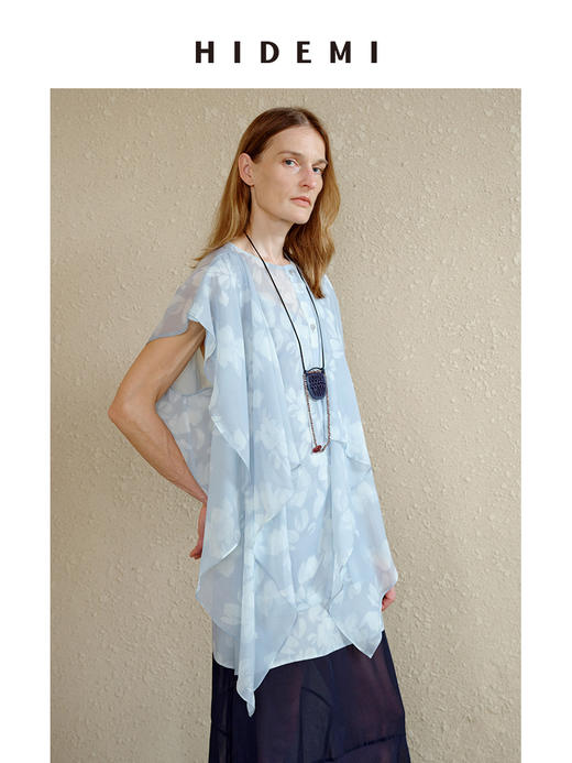 HIDEMI 度假系列设计感艺术感水波柔雾印花清透凉爽感丝巾绑带前后多穿式上衣 商品图2