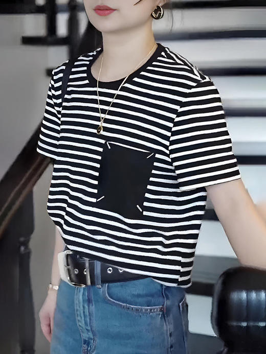 贴布刺绣口袋海魂条纹短袖T恤 全棉质感面料 布面紧凑细腻 肤感舒适 宽松的直身版型 遮肉显瘦 基础好搭 单口袋装饰 侧缝对条工艺 商品图6