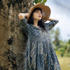 绽放旅行女装338朵/蓝染效果印花v领海边度假宽松文艺亚麻连衣裙 商品缩略图1