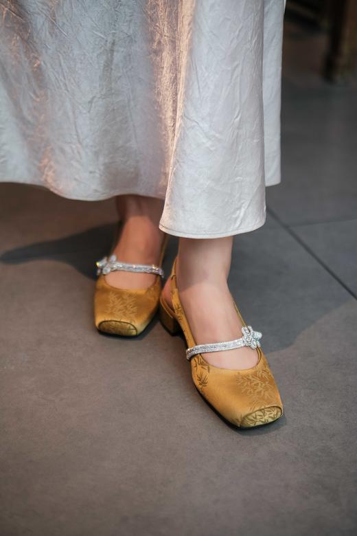 新中式国风玛丽珍单鞋  典雅复古与现代风尚结合 欣赏中式美学魅力！  质感缎面玛丽珍方跟鞋！显瘦包脚！ 柔软羊皮里 + 脚垫羊皮！约 4CM粗跟行走不累脚 精致复古方头 百搭时髦不撞款！ 商品图3