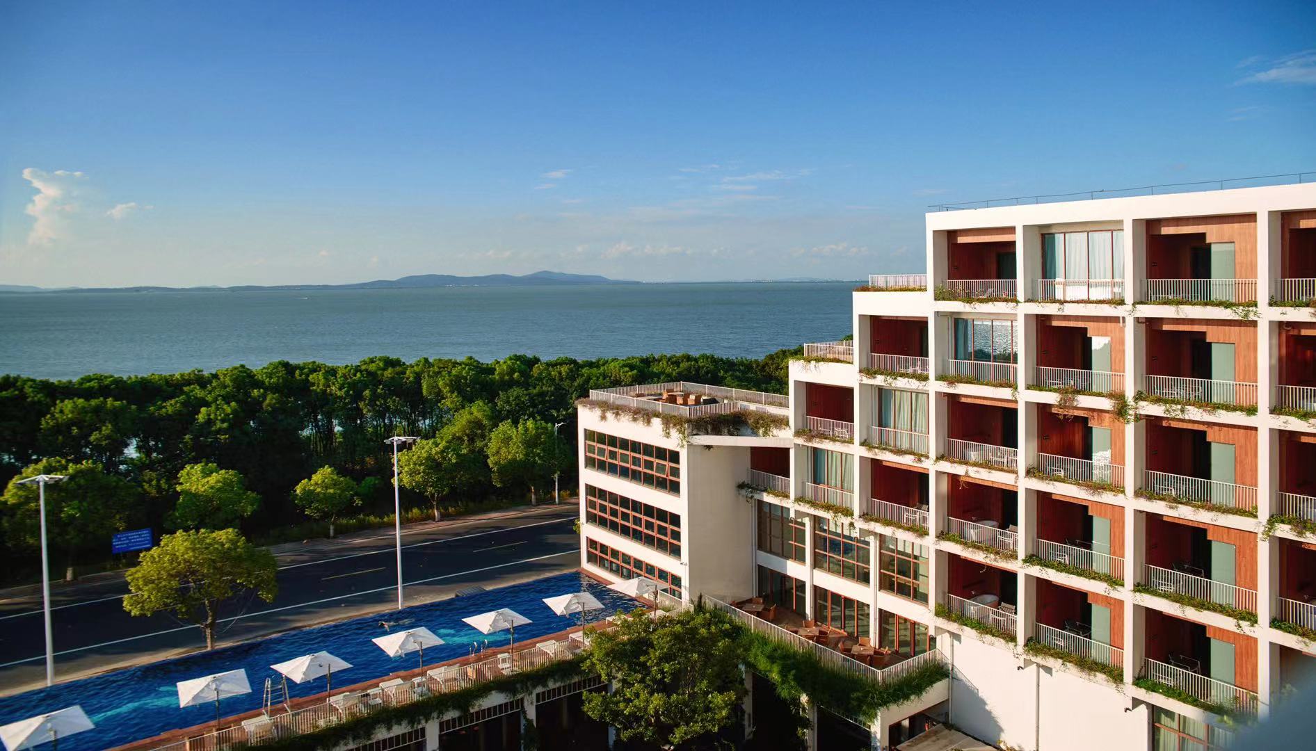 ★温泉季★ ¥499起/间！太湖畔圣托里尼风【曼栖·太湖温泉度假酒店】享园景房+早餐+温泉+南浔古镇“夜宴”演出门票，露台无边泳池超出片！~有效期至2026年12月31日