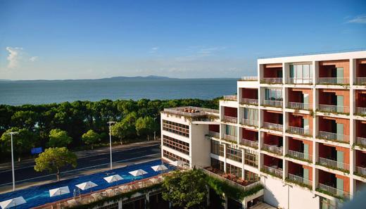 ★温泉季★ ¥499起/间！太湖畔圣托里尼风【曼栖·太湖温泉度假酒店】享园景房+早餐+温泉+南浔古镇“夜宴”演出门票，露台无边泳池超出片！~有效期至2026年12月31日 商品图0