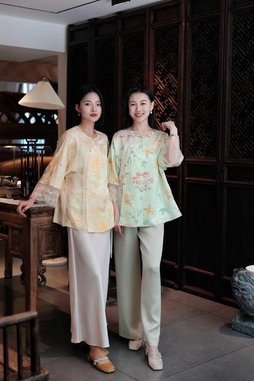 新中式国风玛丽珍单鞋  典雅复古与现代风尚结合 欣赏中式美学魅力！  质感缎面玛丽珍方跟鞋！显瘦包脚！ 柔软羊皮里 + 脚垫羊皮！约 4CM粗跟行走不累脚 精致复古方头 百搭时髦不撞款！ 商品图8