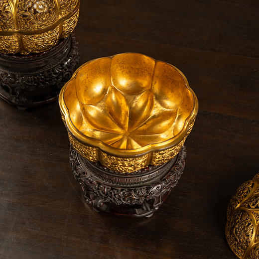 清 铜鎏金花卉纹花口香薰及紫檀座（一对） 商品图2