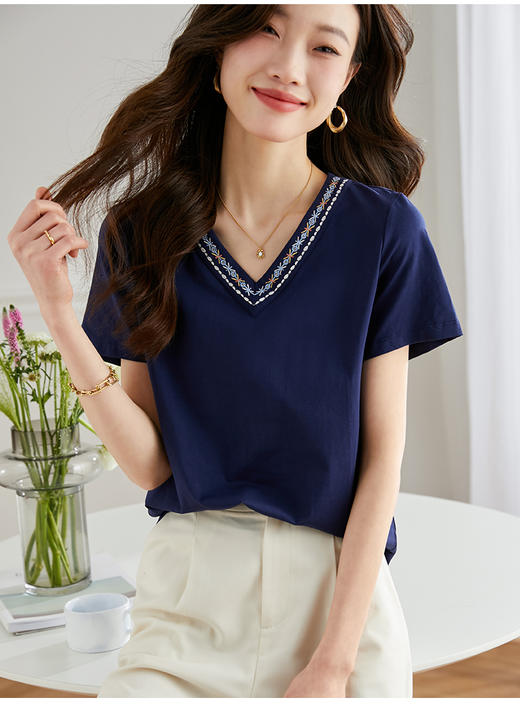 【专属特价】熙世界2025夏季新款设计感复古刺绣V领T恤女短袖时尚宽松显瘦上衣 商品图2