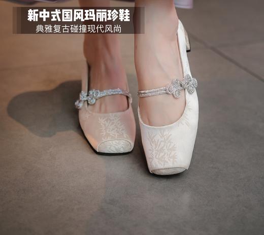 新中式国风玛丽珍单鞋  典雅复古与现代风尚结合 欣赏中式美学魅力！  质感缎面玛丽珍方跟鞋！显瘦包脚！ 柔软羊皮里 + 脚垫羊皮！约 4CM粗跟行走不累脚 精致复古方头 百搭时髦不撞款！ 商品图0