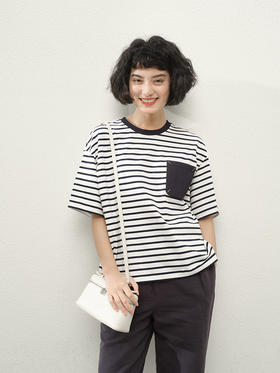 贴布刺绣口袋海魂条纹短袖T恤 全棉质感面料 布面紧凑细腻 肤感舒适 宽松的直身版型 遮肉显瘦 基础好搭 单口袋装饰 侧缝对条工艺