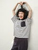 贴布刺绣口袋海魂条纹短袖T恤 全棉质感面料 布面紧凑细腻 肤感舒适 宽松的直身版型 遮肉显瘦 基础好搭 单口袋装饰 侧缝对条工艺 商品缩略图1