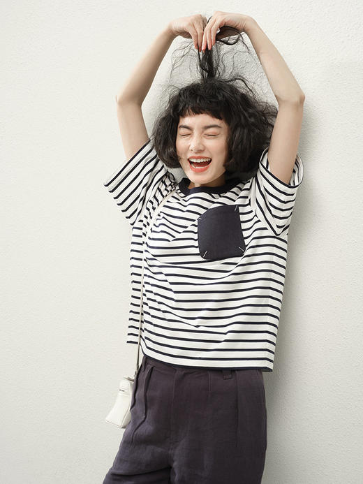 贴布刺绣口袋海魂条纹短袖T恤 全棉质感面料 布面紧凑细腻 肤感舒适 宽松的直身版型 遮肉显瘦 基础好搭 单口袋装饰 侧缝对条工艺 商品图1