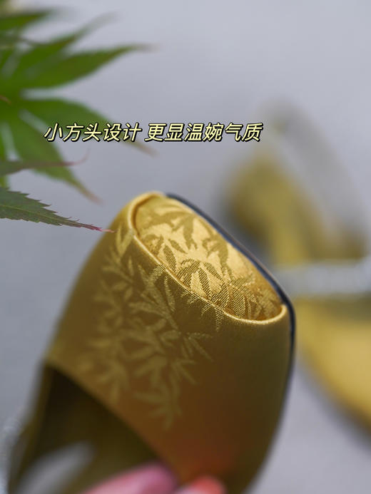 新中式国风玛丽珍单鞋  典雅复古与现代风尚结合 欣赏中式美学魅力！  质感缎面玛丽珍方跟鞋！显瘦包脚！ 柔软羊皮里 + 脚垫羊皮！约 4CM粗跟行走不累脚 精致复古方头 百搭时髦不撞款！ 商品图9