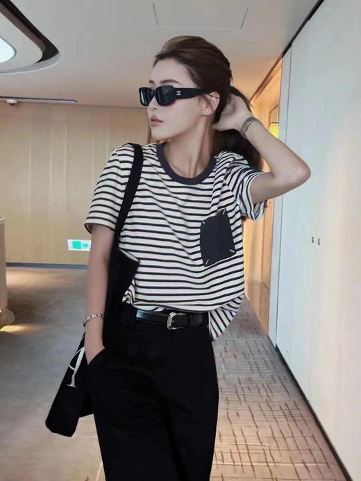 贴布刺绣口袋海魂条纹短袖T恤 全棉质感面料 布面紧凑细腻 肤感舒适 宽松的直身版型 遮肉显瘦 基础好搭 单口袋装饰 侧缝对条工艺 商品图4