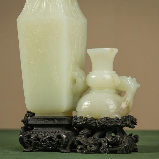 清 玉雕铺首耳蕉叶纹方尊及瑞兽花觚双联瓶摆件（紫檀座） 商品图3