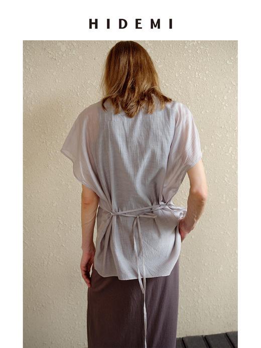 HIDEMI 度假系列清透感薄透落肩设计感开拆卸腰带式廓形不对称剪裁罩衫上衣 灰色/白色 商品图10