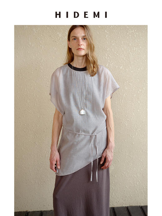HIDEMI 度假系列清透感薄透落肩设计感开拆卸腰带式廓形不对称剪裁罩衫上衣 灰色/白色 商品图6