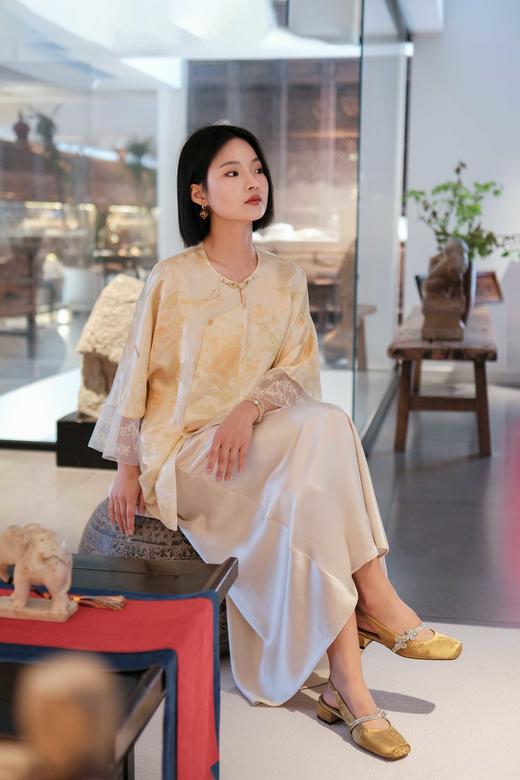 新中式国风玛丽珍单鞋  典雅复古与现代风尚结合 欣赏中式美学魅力！  质感缎面玛丽珍方跟鞋！显瘦包脚！ 柔软羊皮里 + 脚垫羊皮！约 4CM粗跟行走不累脚 精致复古方头 百搭时髦不撞款！ 商品图14