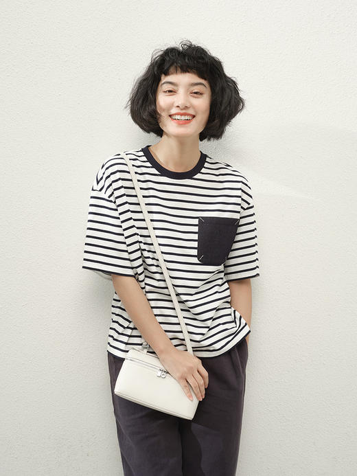 贴布刺绣口袋海魂条纹短袖T恤 全棉质感面料 布面紧凑细腻 肤感舒适 宽松的直身版型 遮肉显瘦 基础好搭 单口袋装饰 侧缝对条工艺 商品图3