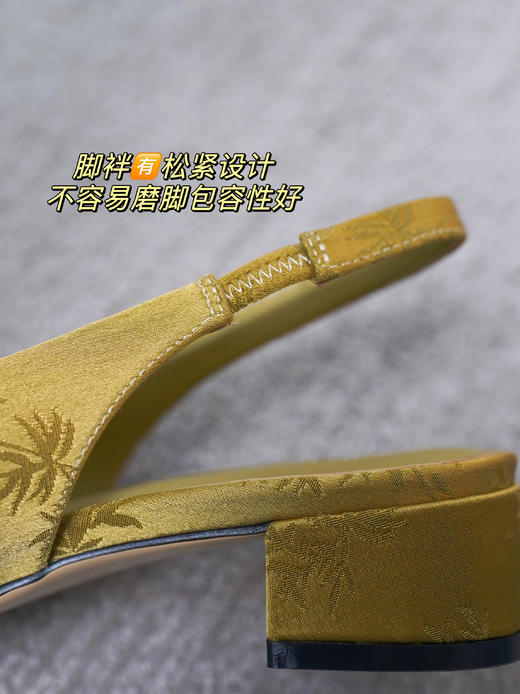 新中式国风玛丽珍单鞋  典雅复古与现代风尚结合 欣赏中式美学魅力！  质感缎面玛丽珍方跟鞋！显瘦包脚！ 柔软羊皮里 + 脚垫羊皮！约 4CM粗跟行走不累脚 精致复古方头 百搭时髦不撞款！ 商品图11