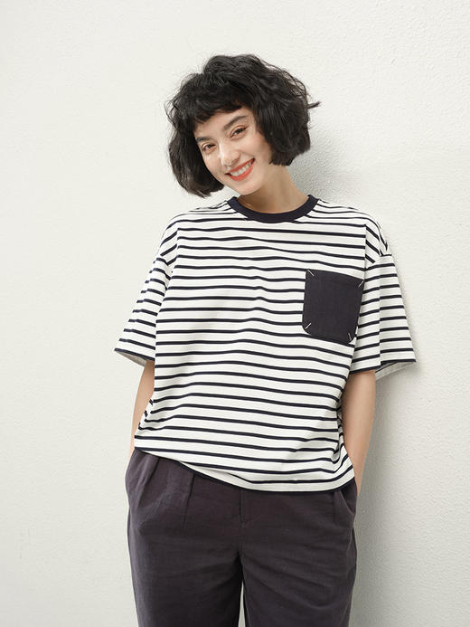 贴布刺绣口袋海魂条纹短袖T恤 全棉质感面料 布面紧凑细腻 肤感舒适 宽松的直身版型 遮肉显瘦 基础好搭 单口袋装饰 侧缝对条工艺 商品图2
