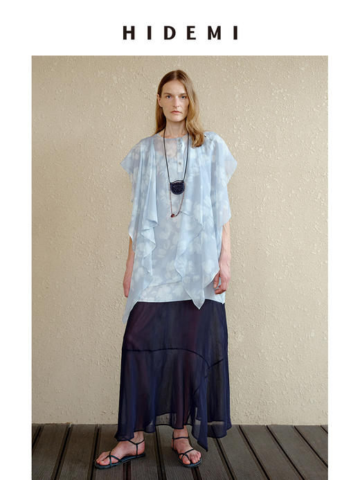 HIDEMI 度假系列设计感艺术感水波柔雾印花清透凉爽感丝巾绑带前后多穿式上衣 商品图0