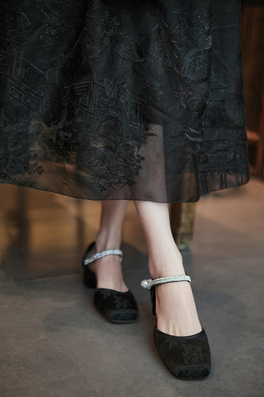 新中式国风玛丽珍单鞋  典雅复古与现代风尚结合 欣赏中式美学魅力！  质感缎面玛丽珍方跟鞋！显瘦包脚！ 柔软羊皮里 + 脚垫羊皮！约 4CM粗跟行走不累脚 精致复古方头 百搭时髦不撞款！ 商品图2