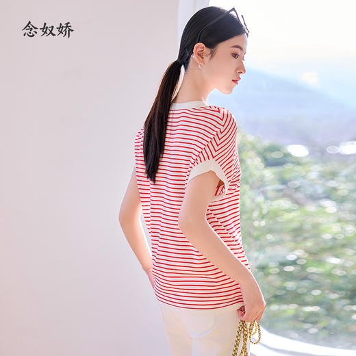 【商场同款】CNK4582  “ 减龄条纹衫  ” 红白的撞色条纹活力减龄 T型廓形，包容身材 口袋结合玫瑰提花图案精致秀美 曲珠纱线 夏季穿透气干爽 商品图7