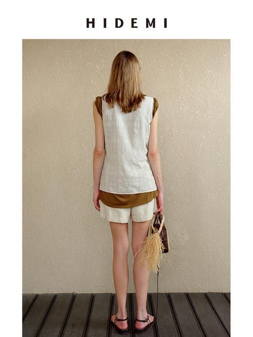 HIDEMI 度假系列浮雕格纹艺术感面料镂空开衩褶皱前后两穿背心套装 奶油米/灰绿色 背心/短裤 商品图8